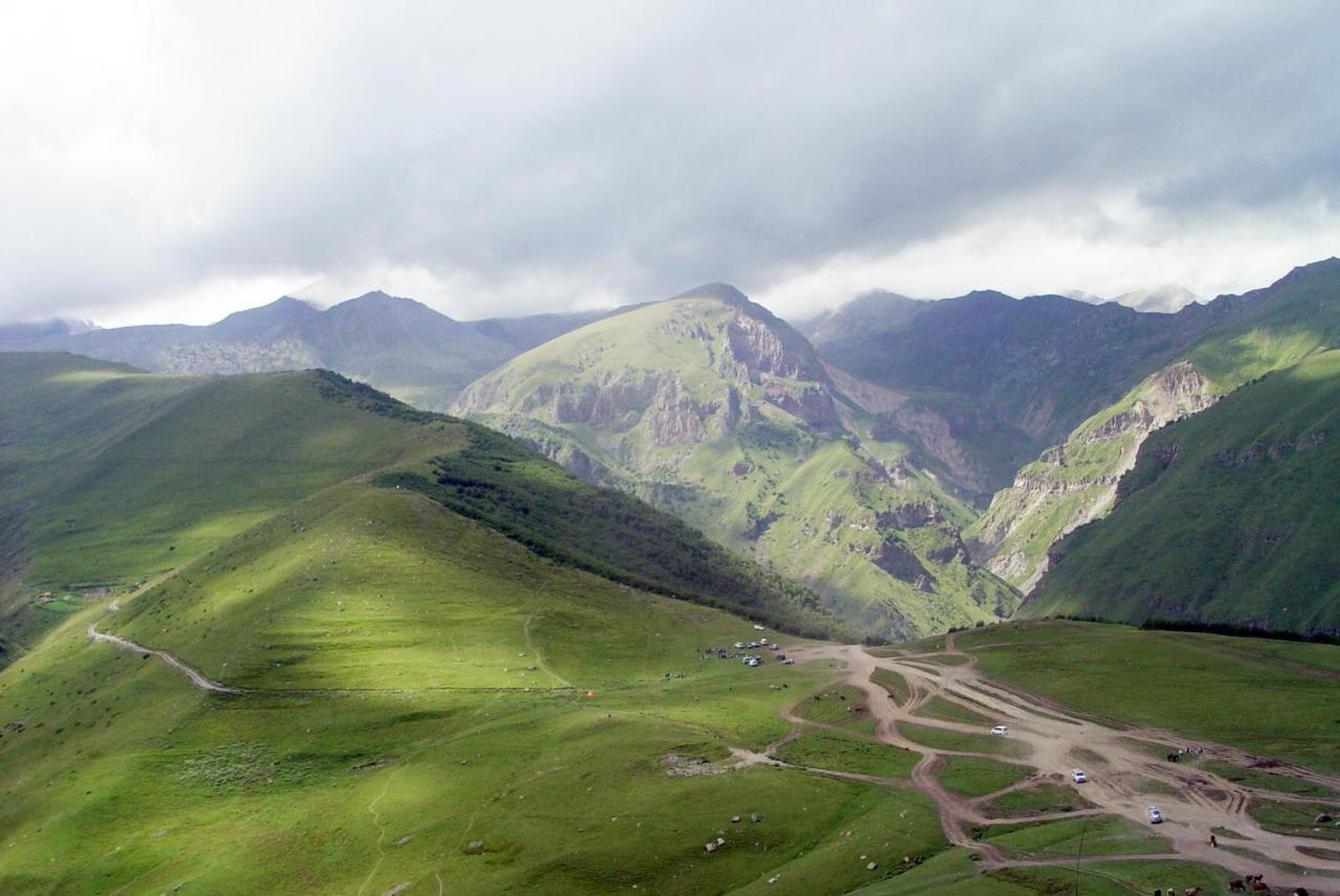 Guest House Sunset Kazbegi Exterior foto